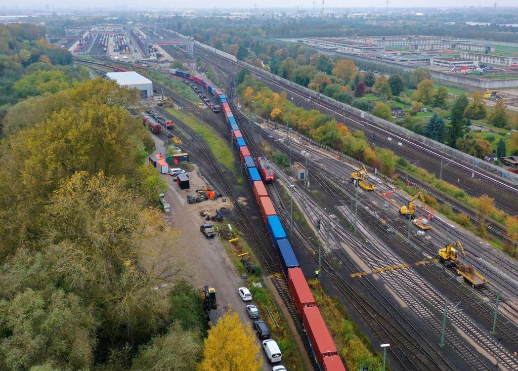 New container train connection between Hamburg and Shanghai